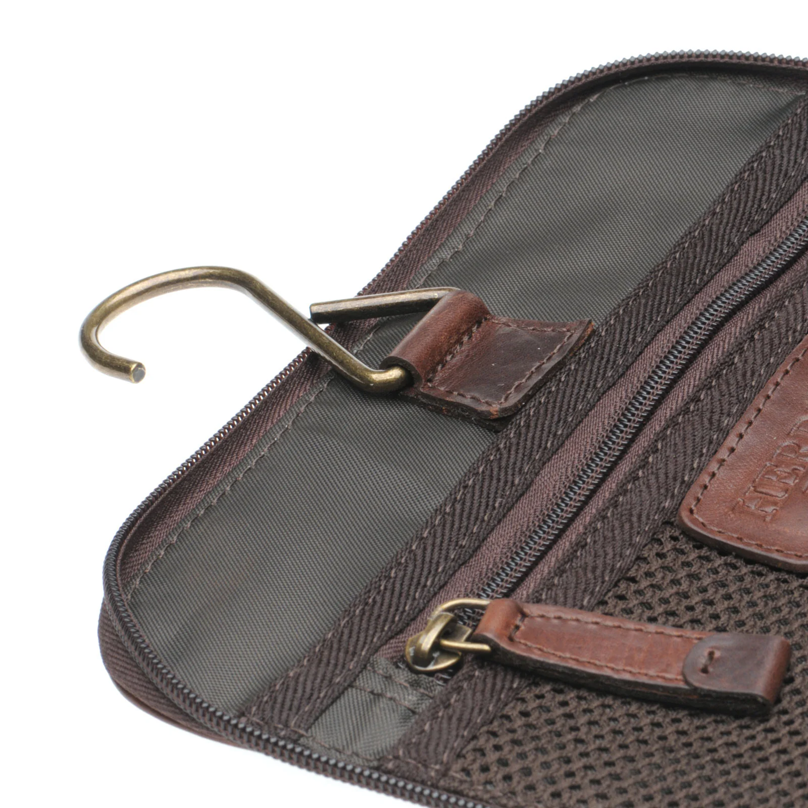 Herring Spruce Washbag in mahogany grain - Image 3