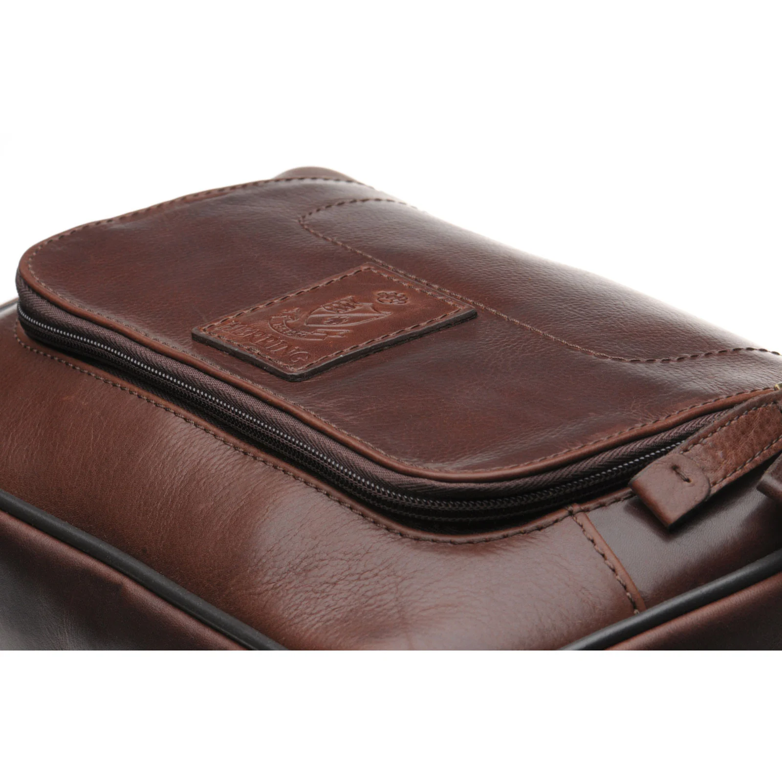 Herring Spruce Washbag in mahogany grain - Image 6