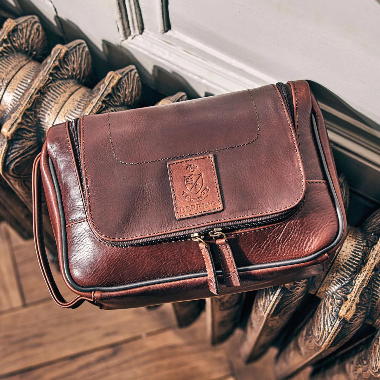 Herring Spruce Washbag in mahogany grain - Image 7