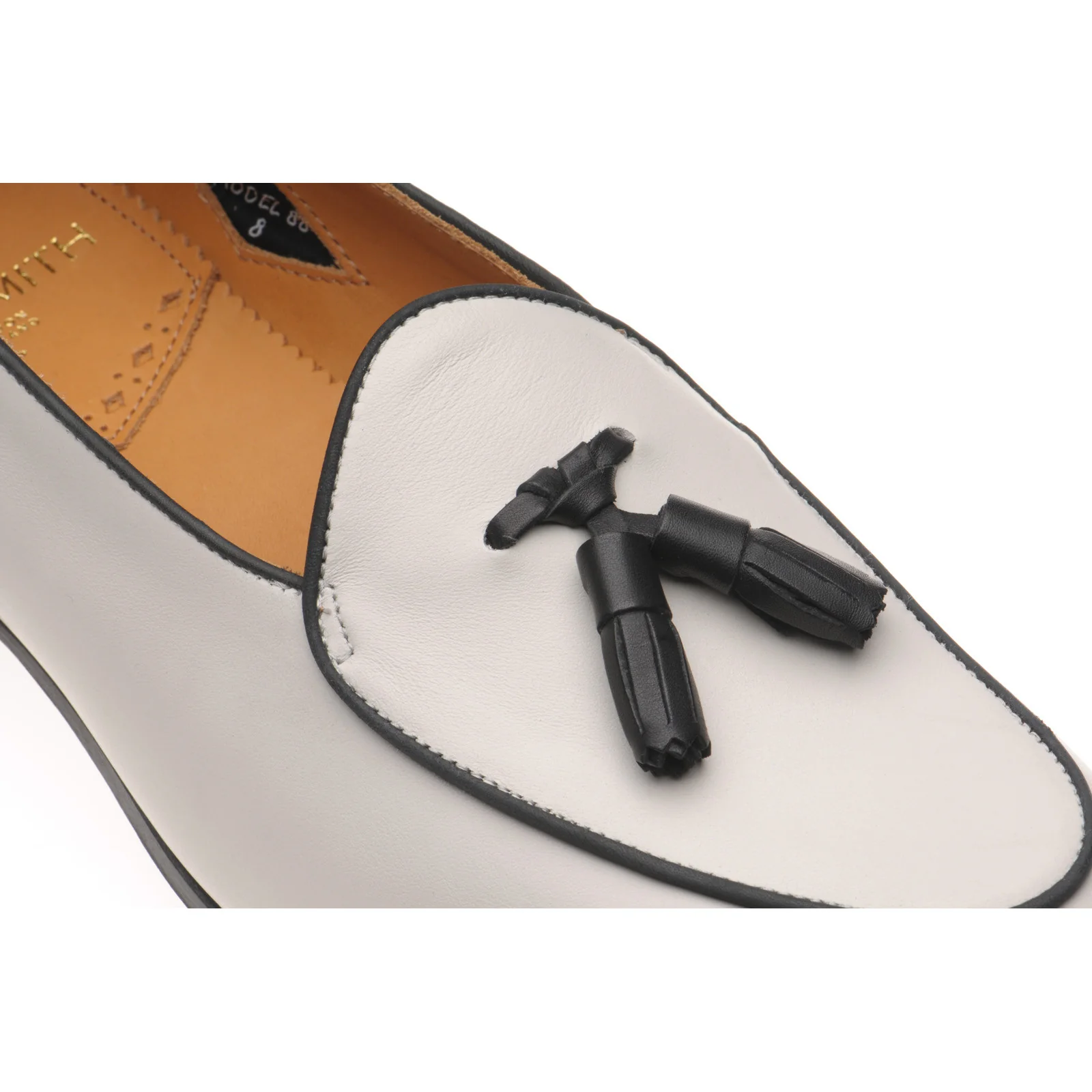 Wildsmith Model 88 mens tasselled loafers in off white and black calf - Image 5